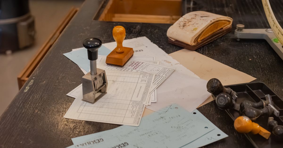 Documentos legales y sello sobre un escritorio de oficina